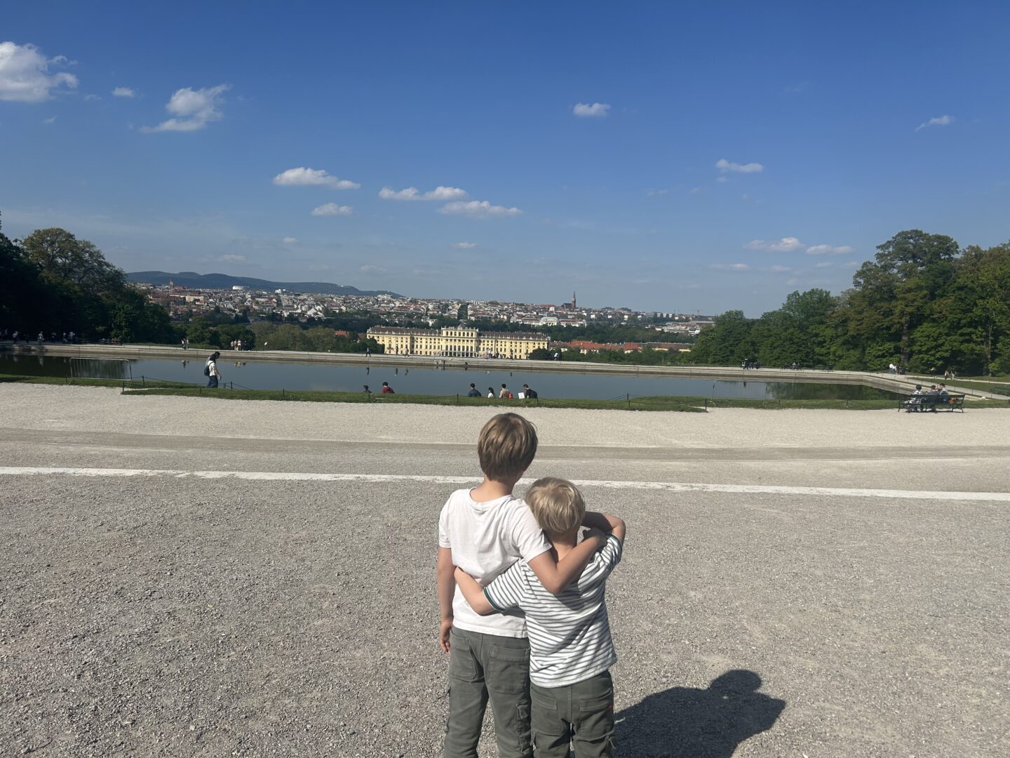 Dunaj z otroki, prvi maj, potovanje